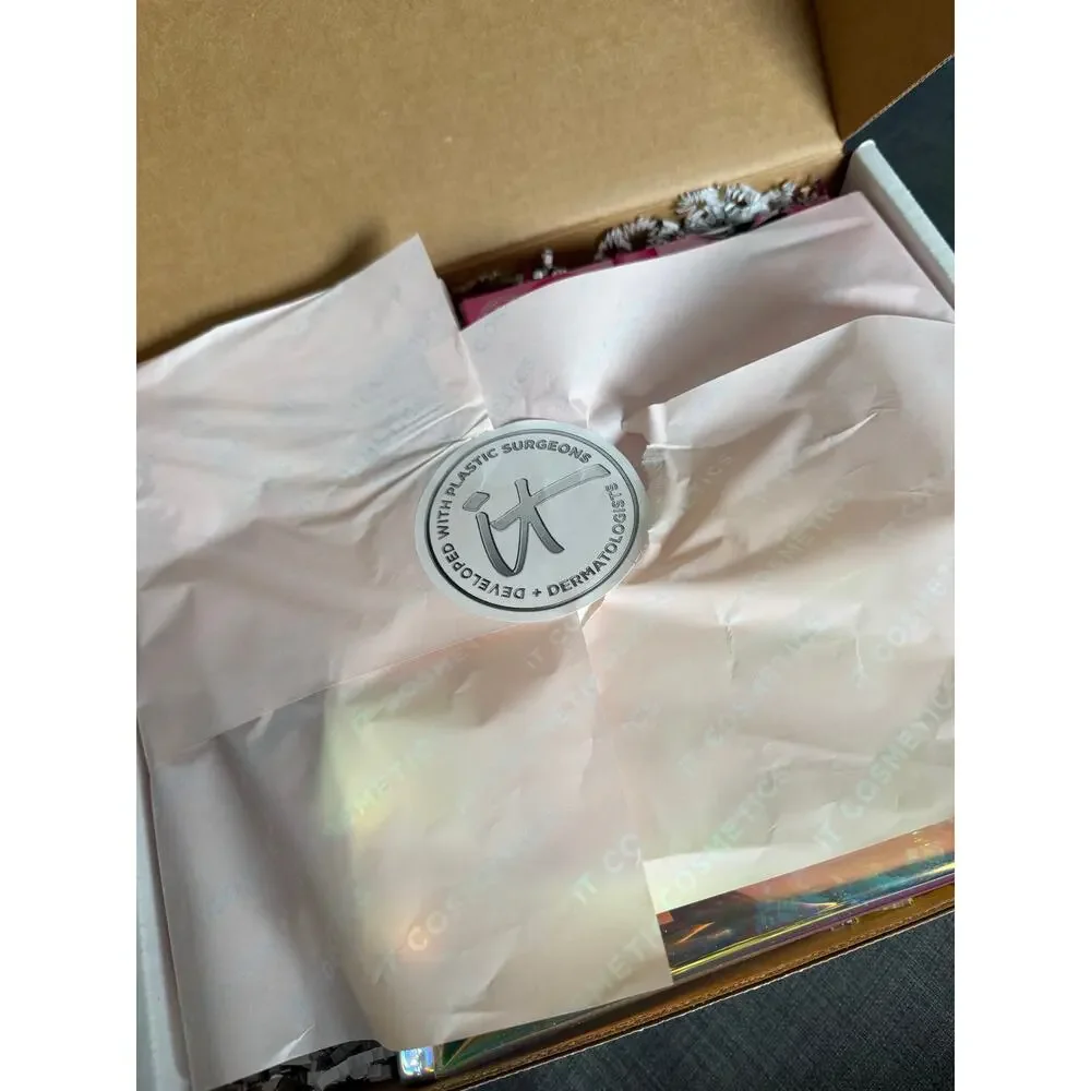 New IT Cosmetics Skincare Makeup Gift Set Confidence Cream Mascara Bag